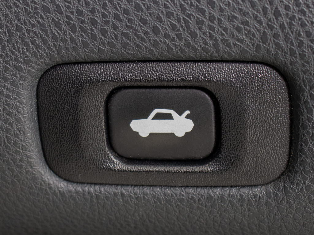 ボタン一つでトランクオープンが可能！車内
から操作できる為、非常に便利な装備の一つ
となります！