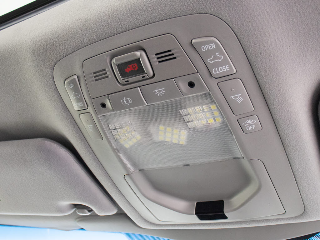 人気装備のサンルーフが付いています！上下
チルトに前後スライド機能が付いていますの
で、様々なドライブシーンで活躍してくれま
す！！開放感ある車内空間は気持ちがいいで
すよ！是非体感してみて下さい！