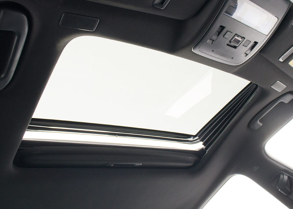 人気装備のサンルーフが付いています！上下
チルトに前後スライド機能が付いていますの
で、様々なドライブシーンで活躍してくれま
す！！開放感ある車内空間は気持ちがいいで
すよ！是非体感してみて下さい！