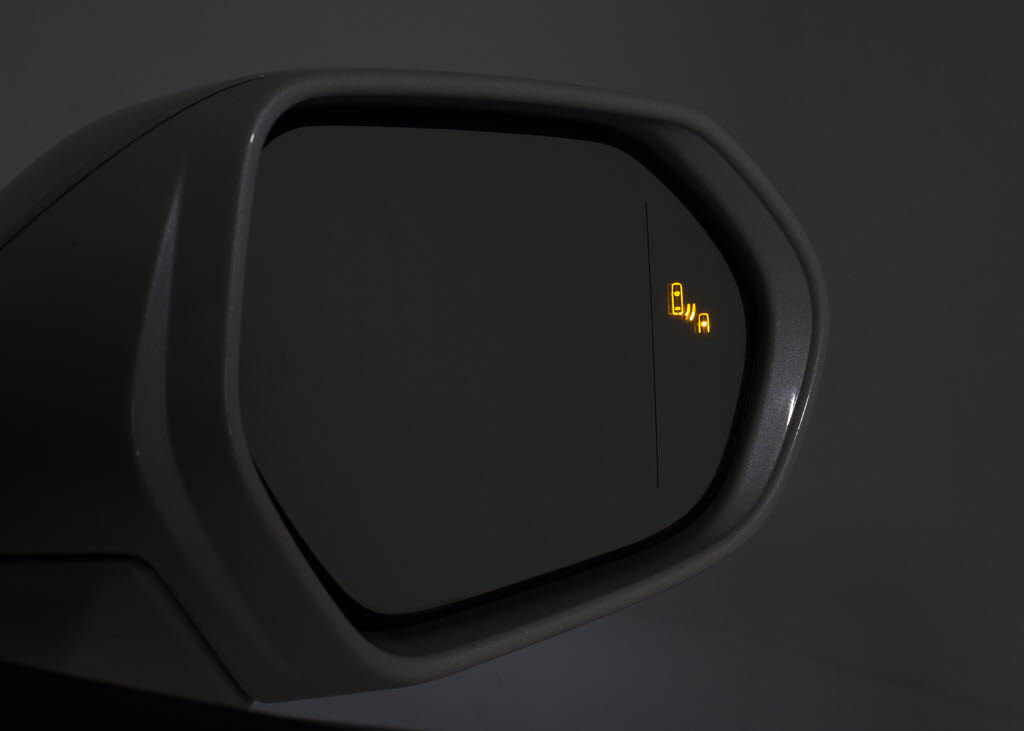 ＢＳＭ（ブラインドスポットモニター）装備
車両になります。死角からの車の接近をお知
らせしてくれる装備になります！