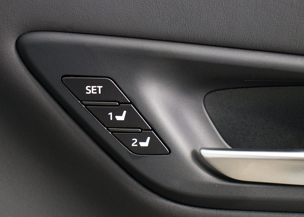 ★シートメモリー機能を装備！シート位置を
記憶出来きます。すごく便利ですよ！