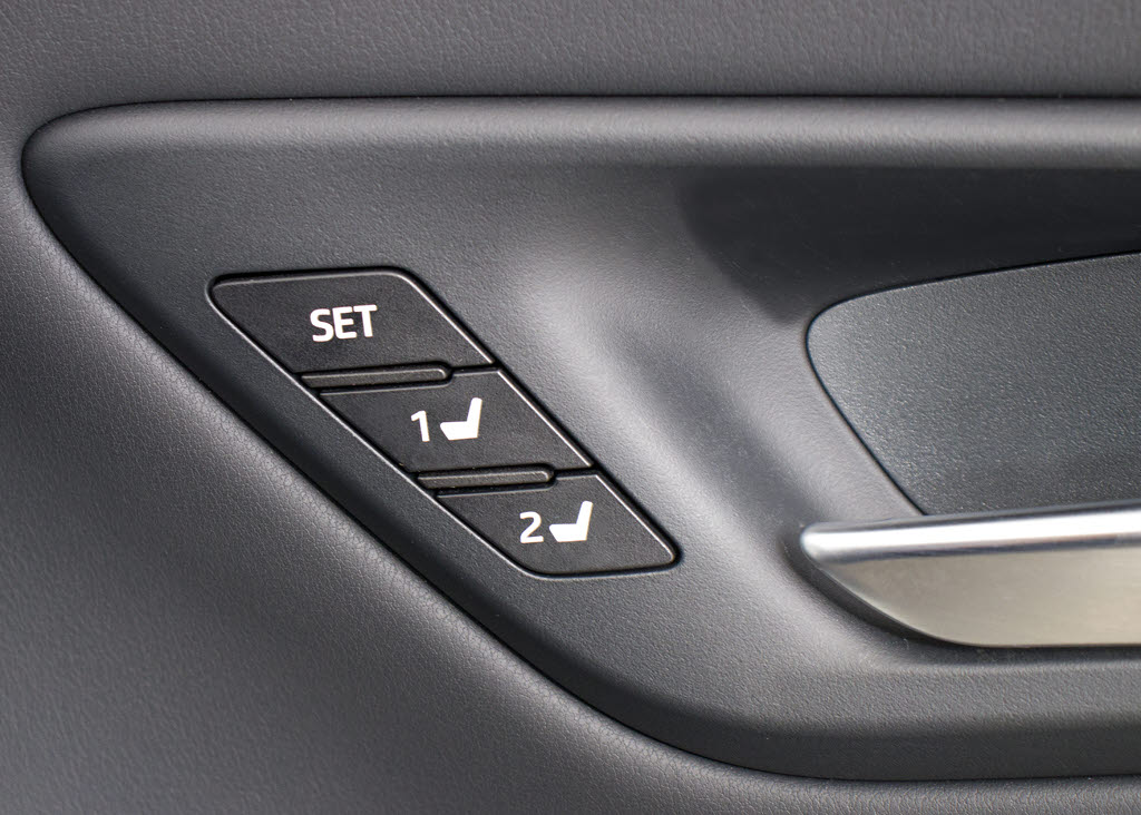 シートメモリー付き！ステアリング、シート
、ドアミラーポジションをメモリー可能です
！