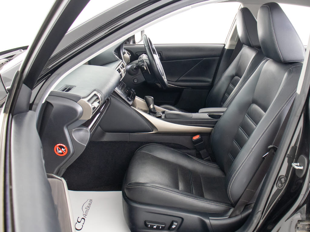 ★快適エアシート＆シートヒーターを装備し
ています！高級車ならではの装備です！シー
トが暖まる機能！シートから冷風が出る機能
！どちらも付いています！！寒い冬も、暑い
夏も快適にご乗車頂けますよ！！