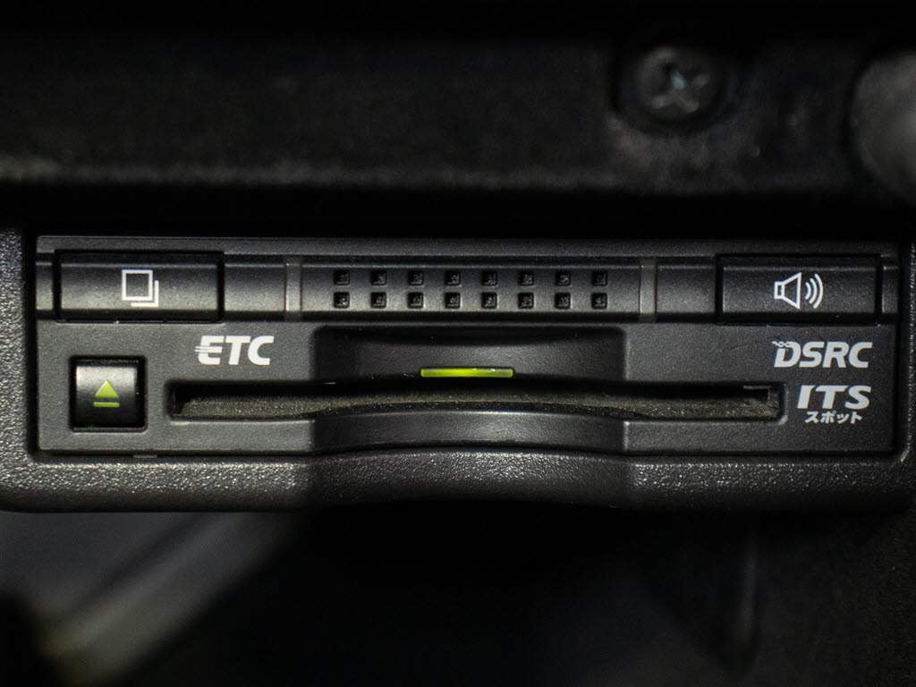 ★ＥＴＣ（ＤＳＲＣ）が装備されています！
！社外品とは違い収まりの良いデザインが人
気！高速道路を利用する際は必需品ですよね
！！ストレス無く料金所を通過出来ます！！