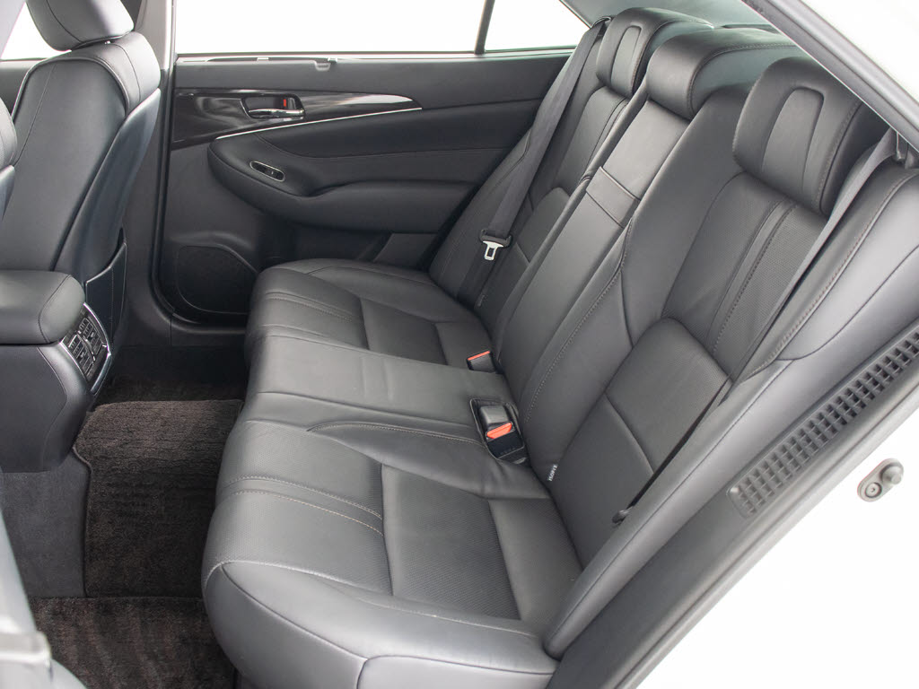 人気の本革シート付きです！！本革が装備さ
れるだけで高級感が増します！当社では、本
革シートのカラー変更や張替えも出来ます！
ワイン・茶・赤・青・オレンジ・黄色・コン
ビ色など何でもＯＫです！