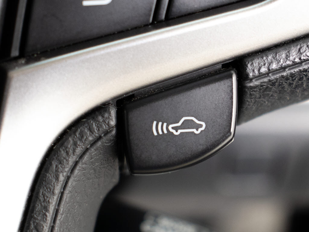 衝突回避支援型プリクラッシュセーフティシ
ステム　前方に出現した障害物に対し警報を
発し、ドライバーに警告。同時にブレーキア
シストにより衝突回避と速度を軽減します。