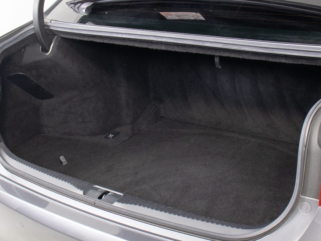 トランクが狭いと思っておりませんか？実際
は大容量トランクです！旅行等の長距離ドラ
イブも快適です！また、屋根付きスペースを
完備しておりますので、夜間でも、雨でも雪
の日だってゆっくりご覧頂けます。