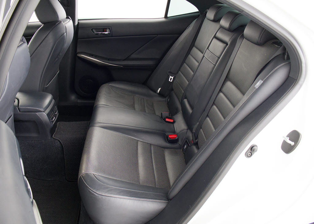 赤革、茶革、黒革、白革、黒×赤コンビ革・
・・お好みの色で新品本革シートを作成でき
ます！オリジナル本革でカーライフを満喫は
いかがでしょうか？ご興味ある方は、デザイ
ン等含め当社までお問い合わせください！