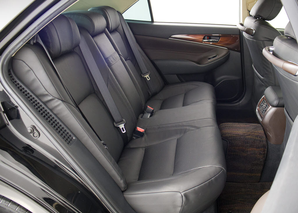 人気の本革シート付きです！！本革が装備さ
れるだけで高級感が増します！当社では、本
革シートのカラー変更や張替えも出来ます！
ワイン・茶・赤・青・オレンジ・黄色・コン
ビ色など何でもＯＫです！