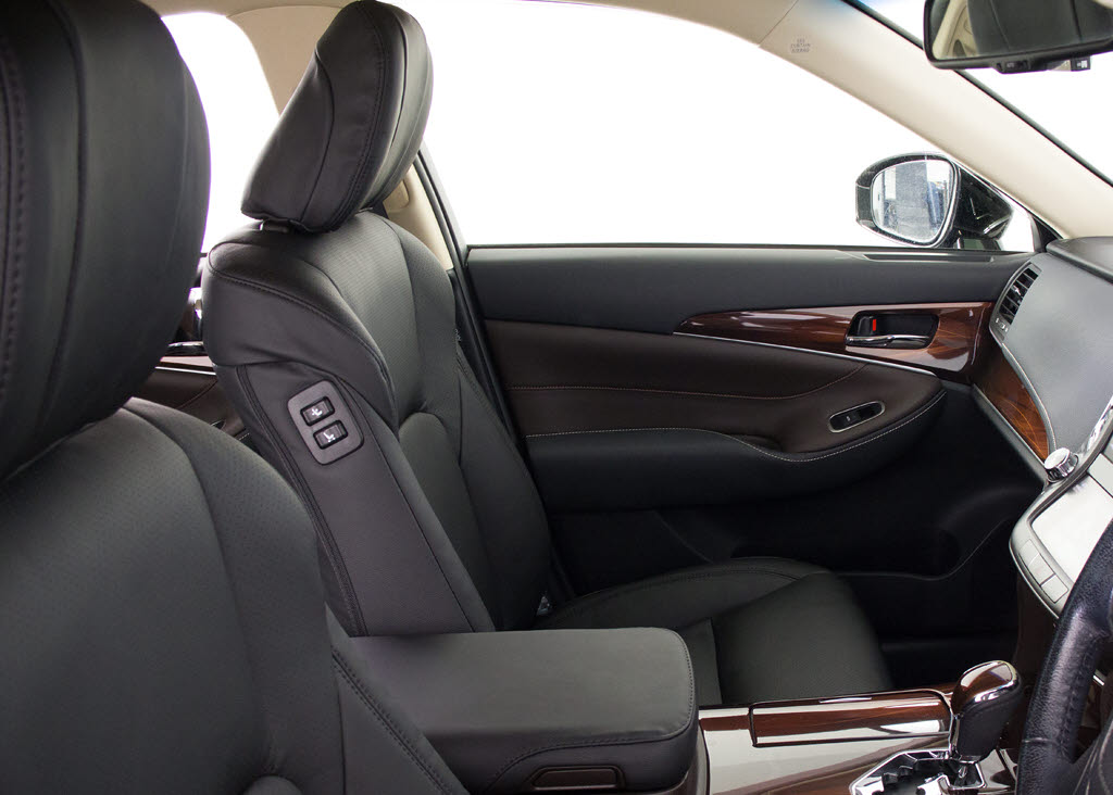 人気の本革シート付きです！！本革が装備さ
れるだけで高級感が増します！当社では、本
革シートのカラー変更や張替えも出来ます！
ワイン・茶・赤・青・オレンジ・黄色・コン
ビ色など何でもＯＫです！