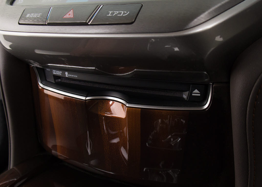 ＣＤはもちろんの事、ＤＶＤ再生も可能です
。フルセグ地デジにも対応しさらにＢｌｕｅ
ｔｏｏｔｈにも対応しております