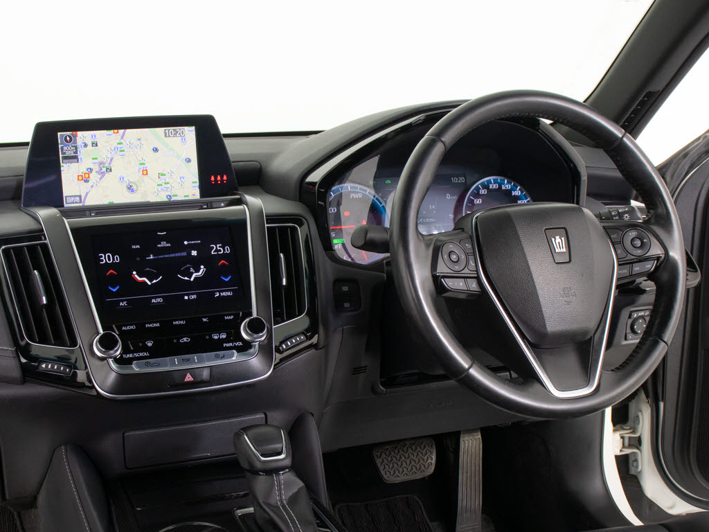 使いやすさや安全性を追求したステアリング
周り！高級車ゆえにスイッチ類が多いのも特
徴ですね！考え尽くされた配置ですぐに使い
こなす事が出来ますのでご安心下さい！是非
、体感してみて下さい！！