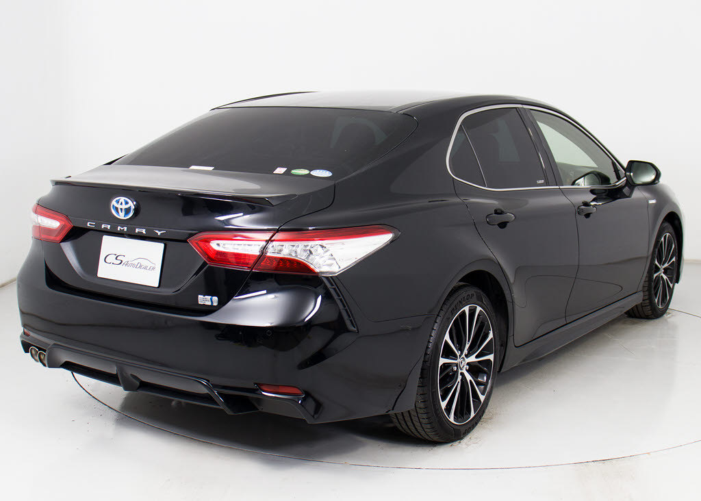 個性的なリアビューで御座います。精悍な佇
まいは高級車ならではです。