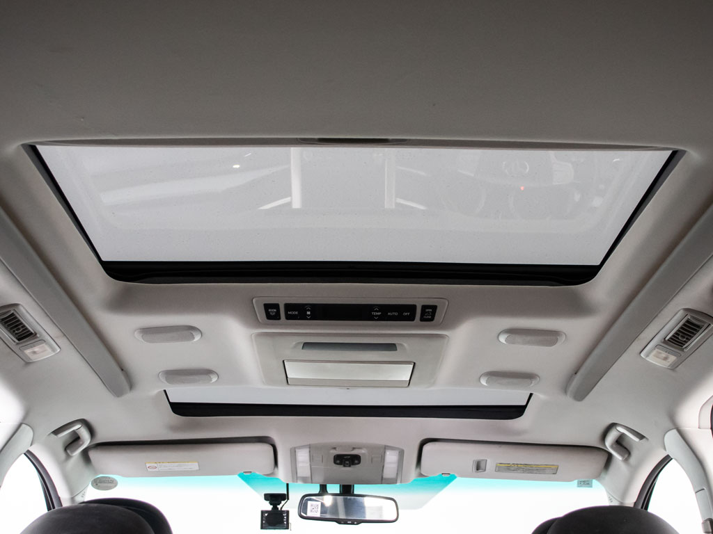 ★ツインサンルーフ★希少装備を装着！開放
的な空間をお楽しみください！