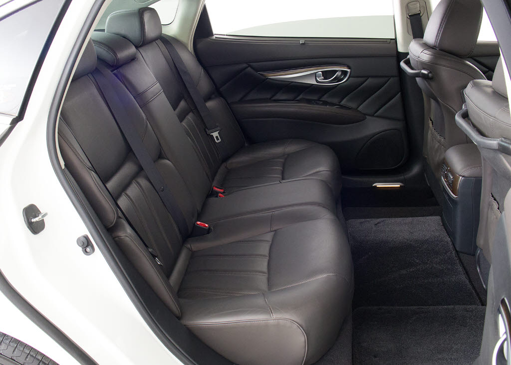 赤革、茶革、黒革、白革、黒×赤コンビ革・
・・お好みの色で新品本革シートを作成でき
ます！オリジナル本革でカーライフを満喫は
いかがでしょうか？ご興味ある方は、デザイ
ン等含め当社までお問い合わせください！