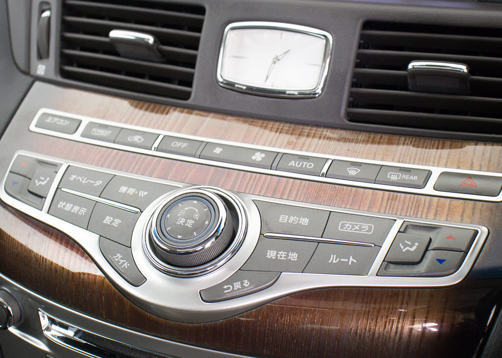 ＣＤはもちろんの事、ＤＶＤ再生も可能です
。フルセグ地デジにも対応しさらにＢｌｕｅ
ｔｏｏｔｈにも対応しております