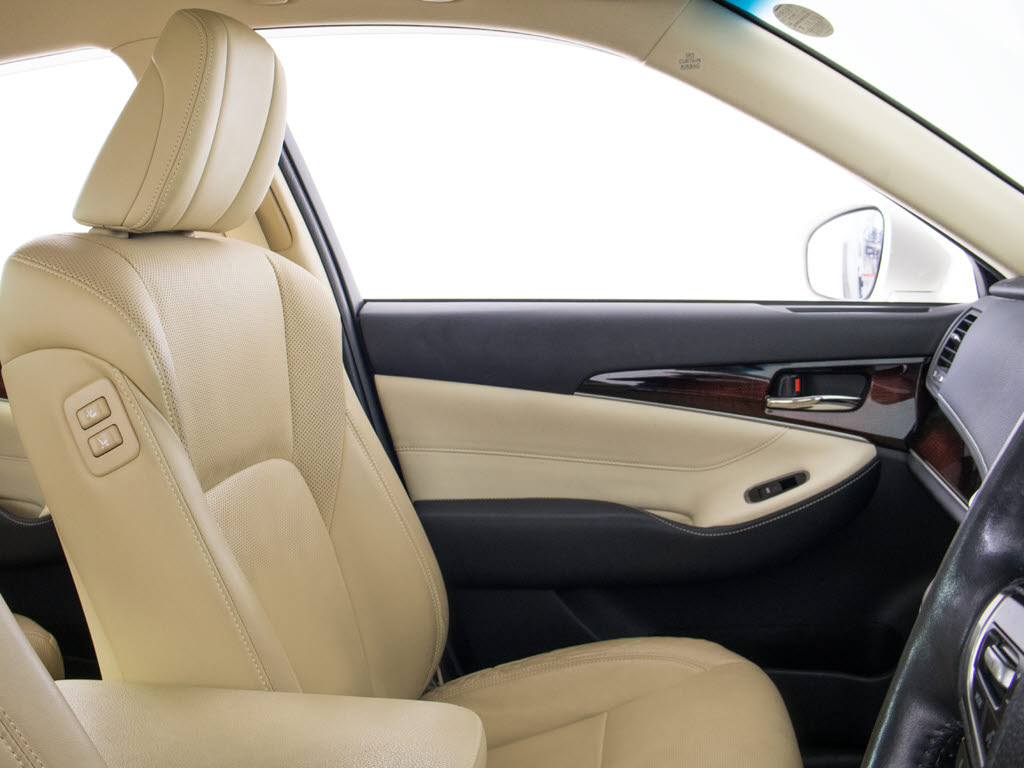 人気の本革シート付きです！！本革が装備さ
れるだけで高級感が増します！当社では、本
革シートのカラー変更や張替えも出来ます！
ワイン・茶・赤・青・オレンジ・黄色・コン
ビ色など何でもＯＫです！