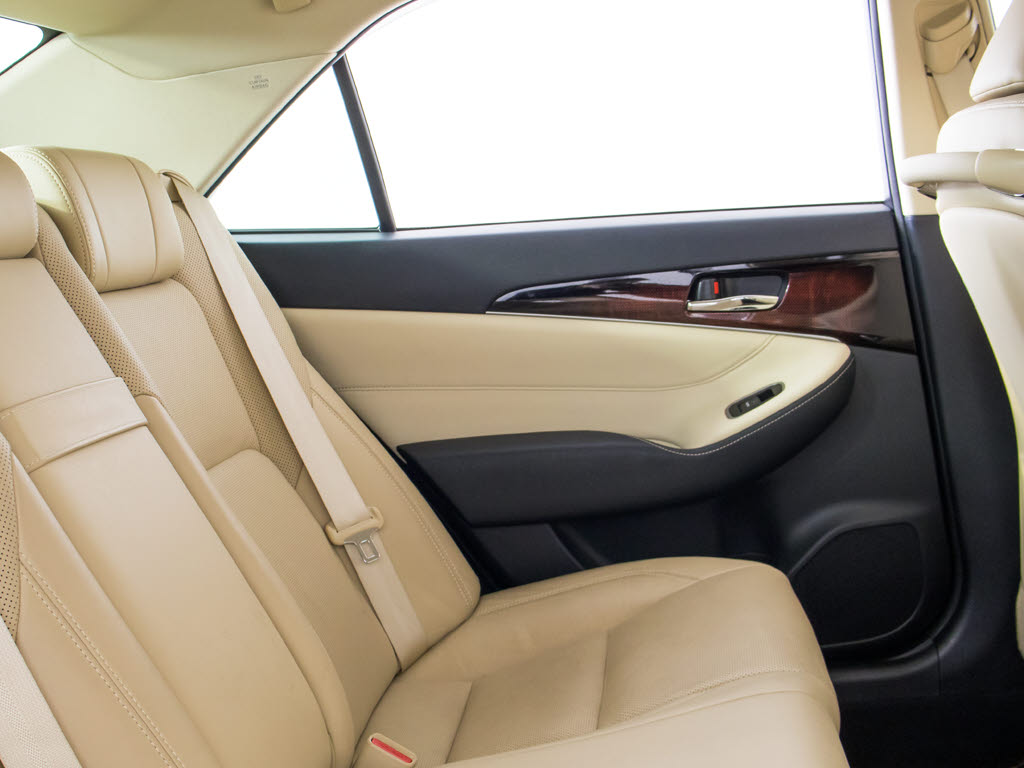 人気の本革シート付きです！！本革が装備さ
れるだけで高級感が増します！当社では、本
革シートのカラー変更や張替えも出来ます！
ワイン・茶・赤・青・オレンジ・黄色・コン
ビ色など何でもＯＫです！