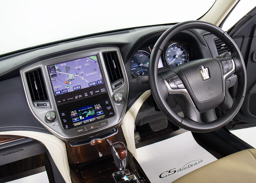 使いやすさや安全性を追求したステアリング
周り！高級車ゆえにスイッチ類が多いのも特
徴ですね！考え尽くされた配置ですぐに使い
こなす事が出来ますのでご安心下さい！是非
、体感してみて下さい！！