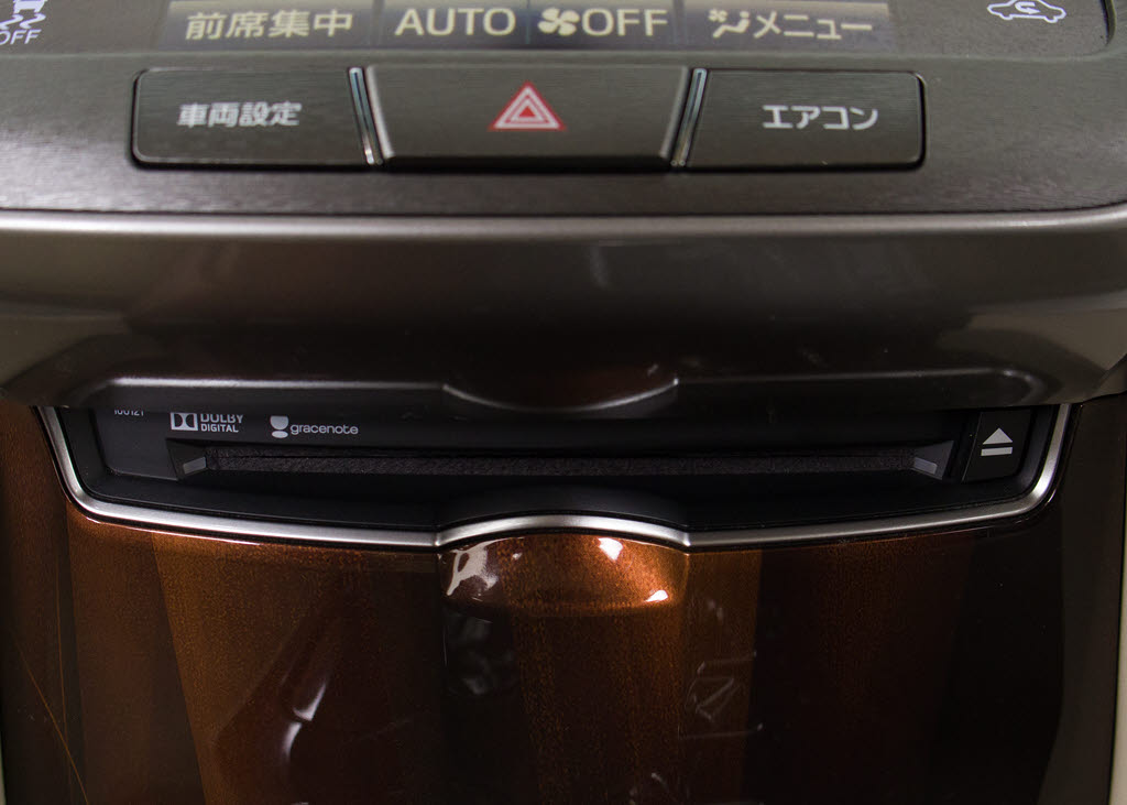 ＣＤはもちろんの事、ＤＶＤ再生も可能です
。フルセグ地デジにも対応しさらにＢｌｕｅ
ｔｏｏｔｈにも対応しております