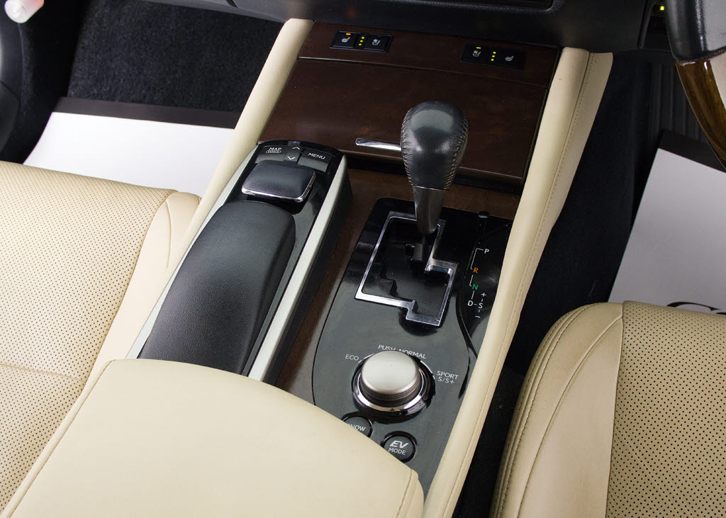 シフト周りです。スッキリとしつつも高級感
や操作性を損なわない作りとなっております
。