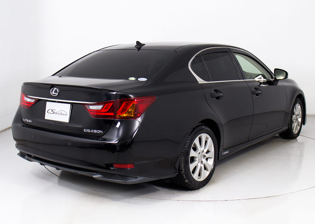 個性的なリアビューで御座います。精悍な佇
まいは高級車ならではです。