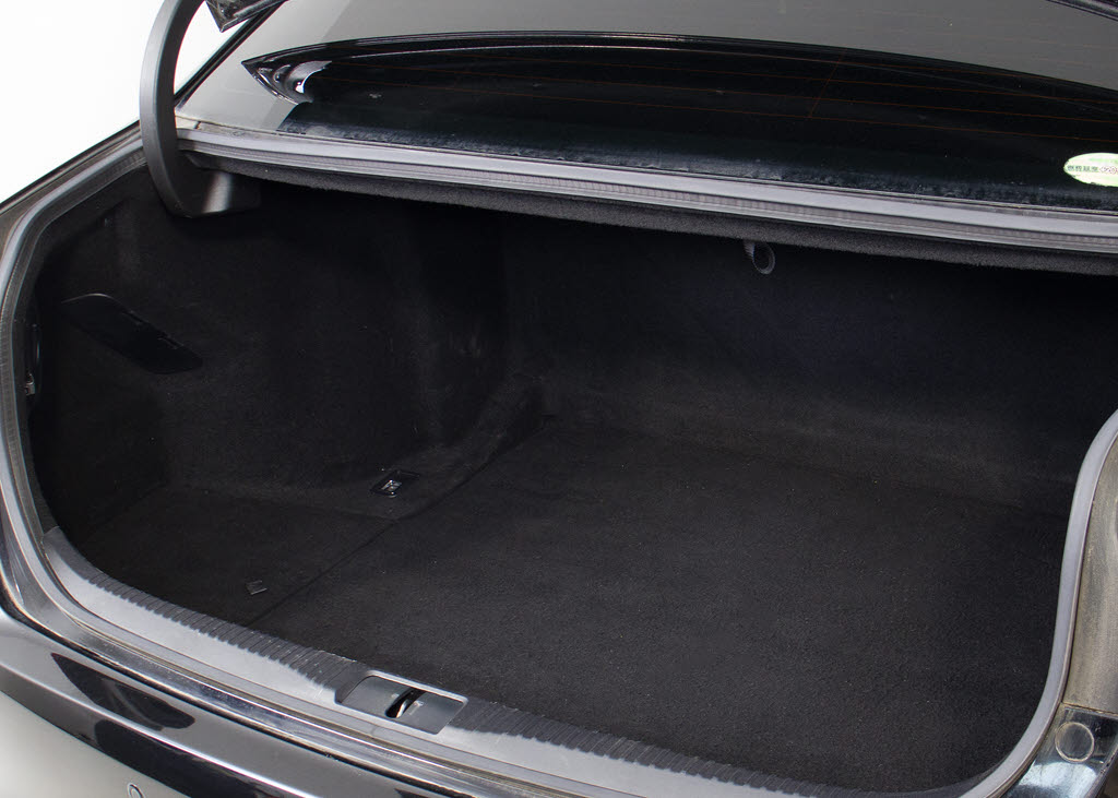 トランクが狭いと思っておりませんか？実際
は大容量トランクです！旅行等の長距離ドラ
イブも快適です！また、屋根付きスペースを
完備しておりますので、夜間でも、雨でも雪
の日だってゆっくりご覧頂けます。