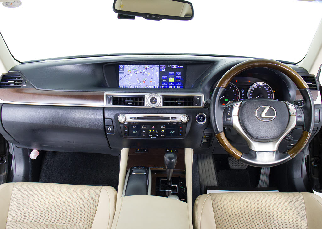 禁煙車です！室内は嫌なニオイも無く、すご
く綺麗な状態です！禁煙車・・特にセダンタ
イプのお車では少ないですよね！！タバコの
ニオイが苦手なお客様必見です！快適にご乗
車頂けます！！