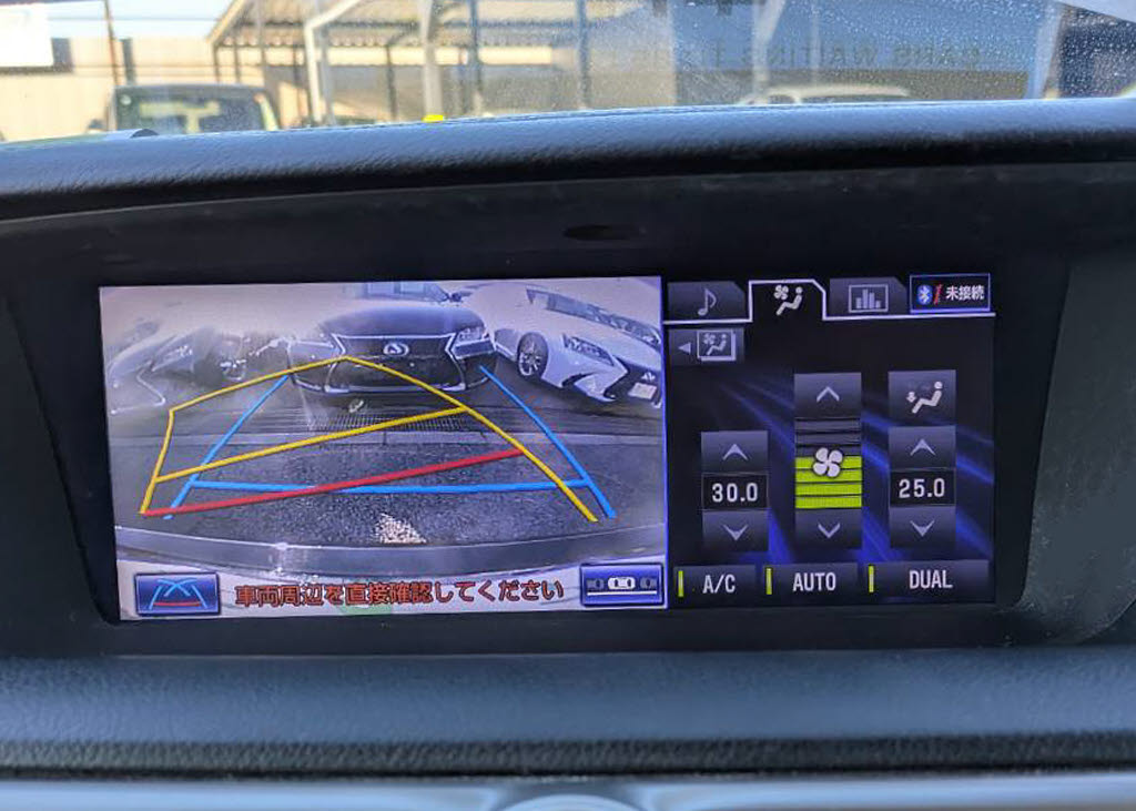 カラーバックカメラが付いています！バック
にギアを入れると、後方視界が自動的にマル
チ画面に映し出されます！夜も明るく見えま
すので、すごく便利！！一度使うとカメラ