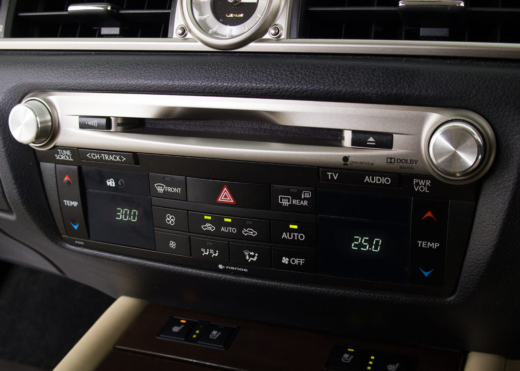 ＣＤはもちろんの事、ＤＶＤ再生も可能です
。フルセグ地デジにも対応しさらにＢｌｕｅ
ｔｏｏｔｈにも対応しております