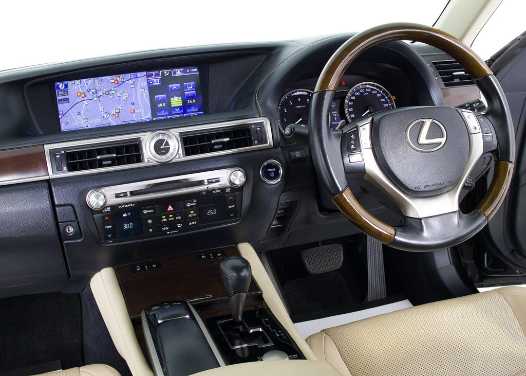 ★使いやすさや安全性を追求したステアリン
グ周り！高級車ゆえにスイッチ類が多いのも
特徴ですね！考え尽くされた配置ですぐに使
いこなす事が出来ますのでご安心下さい！是
非、体感してみて下さい！！