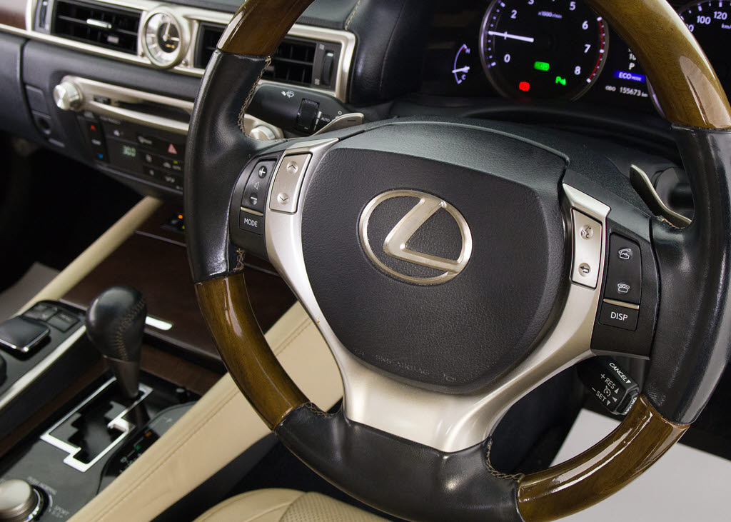 革巻きに加えウッド搭載のウッドコンビハン
ドル搭載！！グレードにより標準設定となり
ますが、王道の大人気装備の一つです！！見
た目もカッコよくハンドリングのしやすさも
御座います！！