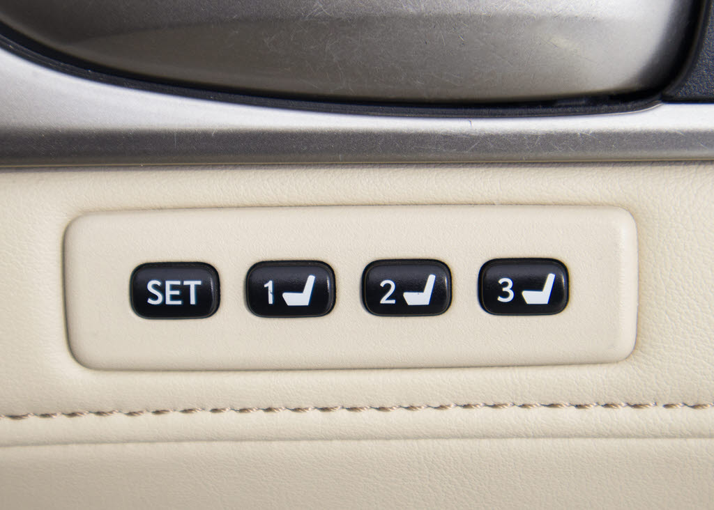 ★シートメモリー機能を装備！シート位置を
記憶出来きます。すごく便利ですよ！