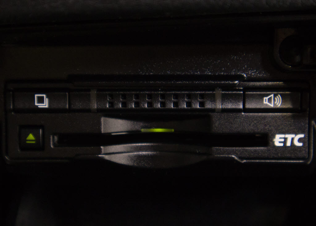 コンソール内一体型のビルトインＥＴＣ装備
！見た目の部分も良いですが、ＥＴＣカード
の盗難防止になる設置箇所です！料金所の渋
滞回避！時間帯・日によって料金の軽減を受
けられます！ストレス知らずのドライブ！