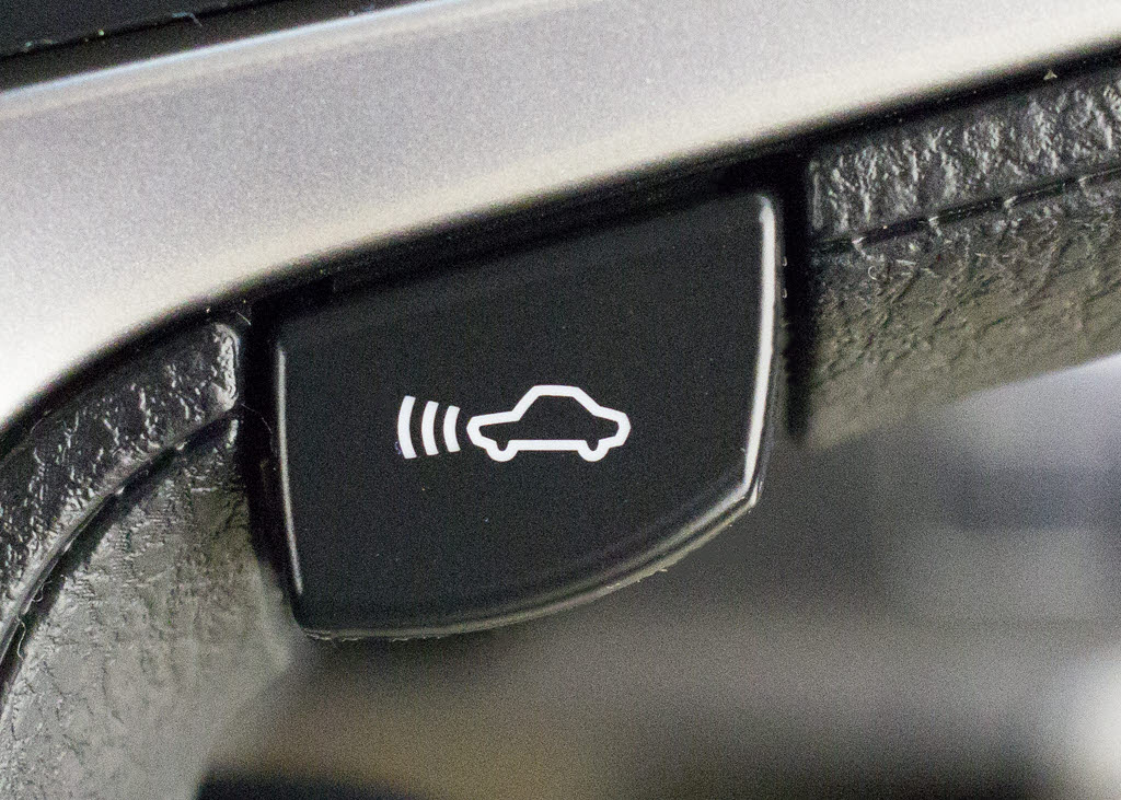 衝突回避支援型プリクラッシュセーフティシ
ステム　前方に出現した障害物に対し警報を
発し、ドライバーに警告。同時にブレーキア
シストにより衝突回避と速度を軽減します。