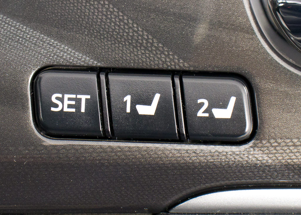 シートメモリー付き！ステアリング、シート
、ドアミラーポジションをメモリー可能です
！