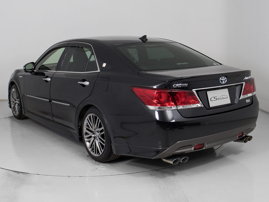 ４本出しマフラー装着！！純正の雰囲気を崩
さずにスポーティーさを演出いたします！！