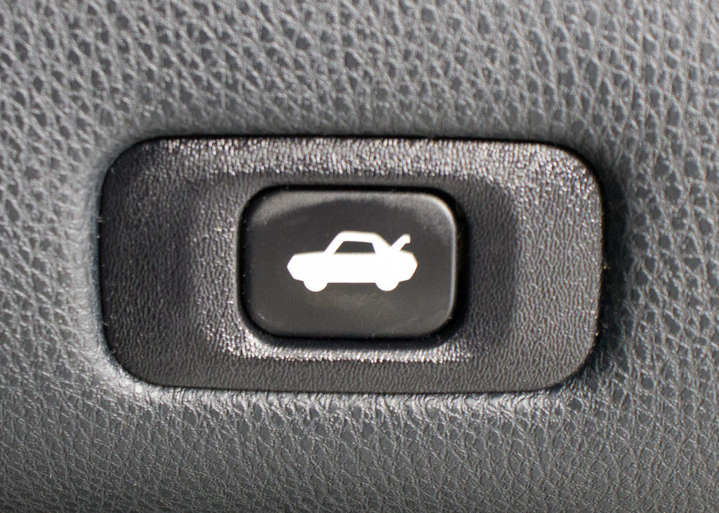 ボタン一つでトランクオープンが可能！車内
から操作できる為、非常に便利な装備の一つ
となります！