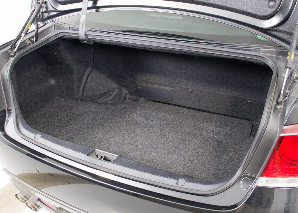 トランクが狭いと思っておりませんか？実際
は大容量トランクです！旅行等の長距離ドラ
イブも快適です！また、屋根付きスペースを
完備しておりますので、夜間でも、雨でも雪
の日だってゆっくりご覧頂けます。