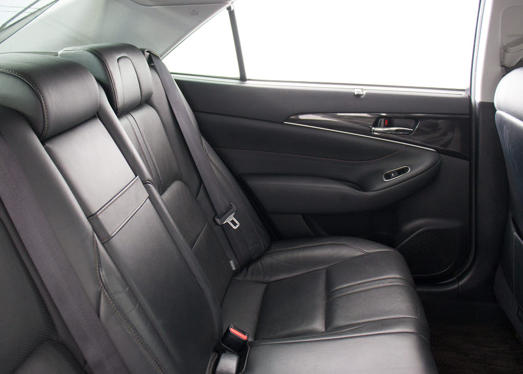 人気の本革シート付きです！！本革が装備さ
れるだけで高級感が増します！当社では、本
革シートのカラー変更や張替えも出来ます！
ワイン・茶・赤・青・オレンジ・黄色・コン
ビ色など何でもＯＫです！