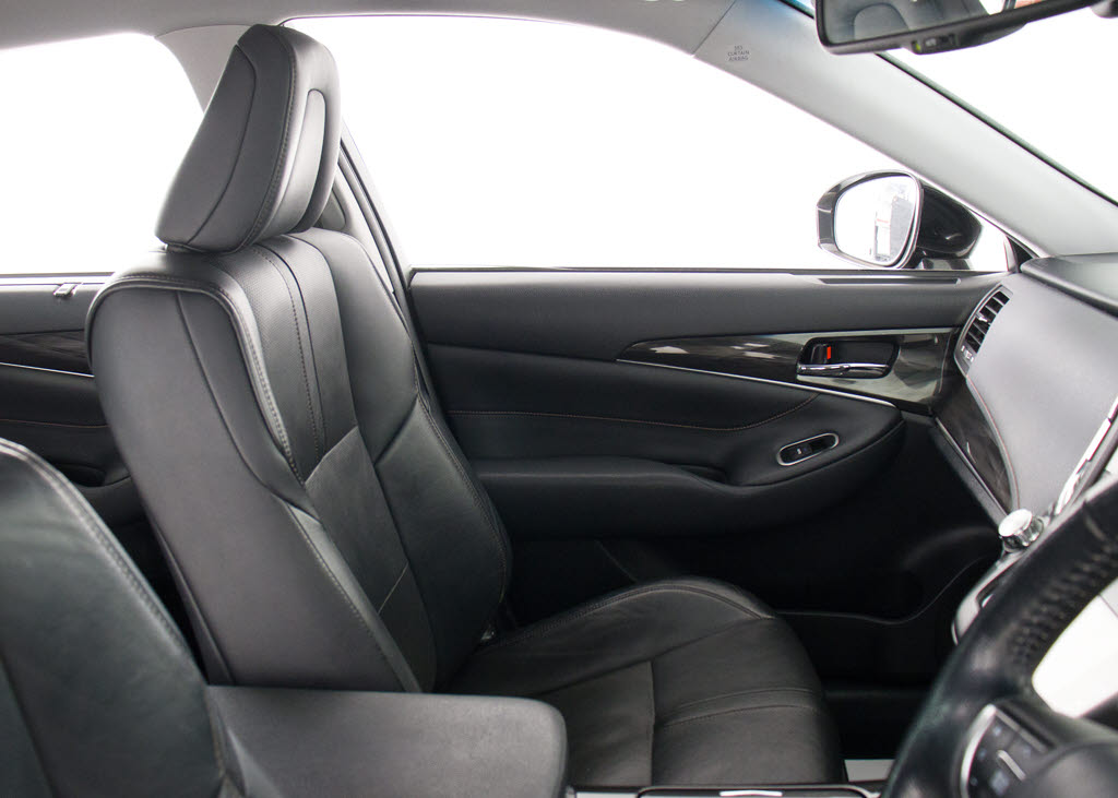 人気の本革シート付きです！！本革が装備さ
れるだけで高級感が増します！当社では、本
革シートのカラー変更や張替えも出来ます！
ワイン・茶・赤・青・オレンジ・黄色・コン
ビ色など何でもＯＫです！