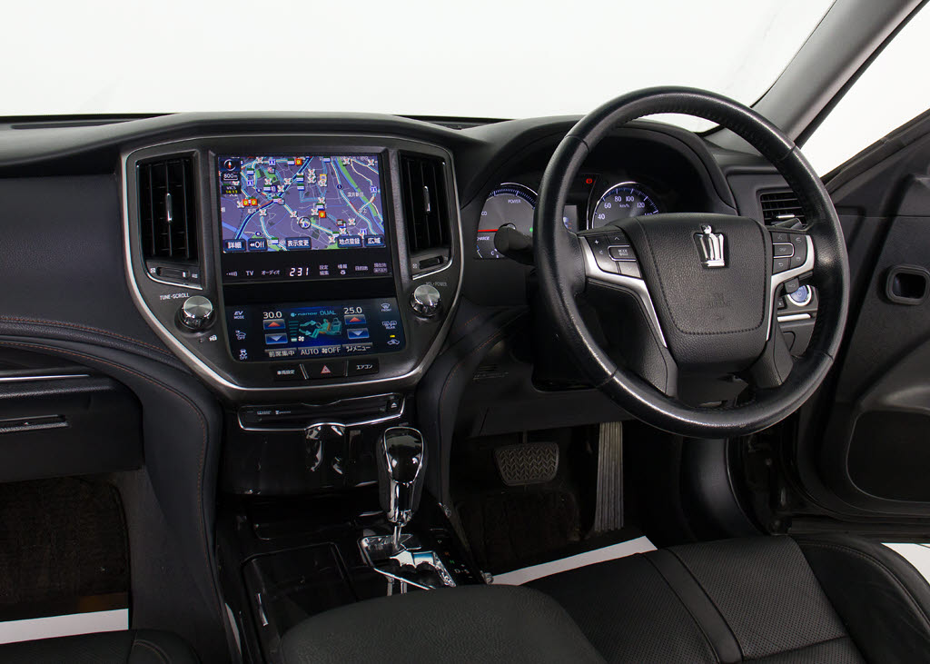 使いやすさや安全性を追求したステアリング
周り！高級車ゆえにスイッチ類が多いのも特
徴ですね！考え尽くされた配置ですぐに使い
こなす事が出来ますのでご安心下さい！是非
、体感してみて下さい！！