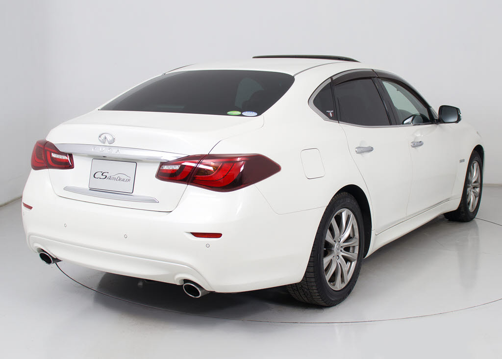 個性的なリアビューで御座います。精悍な佇
まいは高級車ならではです。