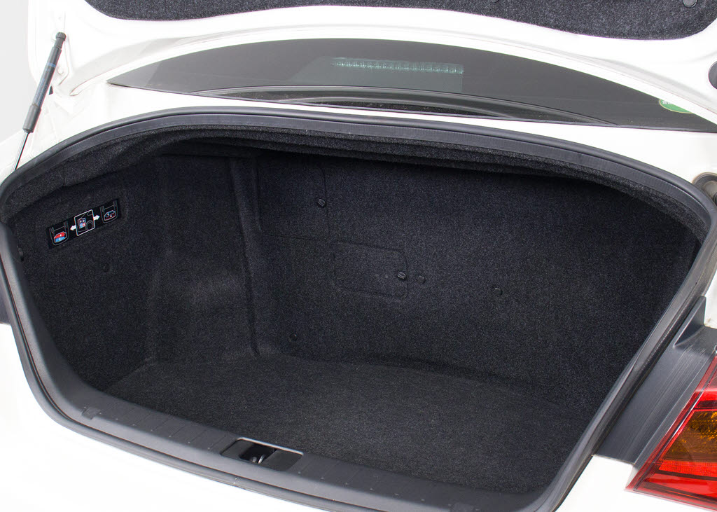 トランクが狭いと思っておりませんか？実際
は大容量トランクです！旅行等の長距離ドラ
イブも快適です！また、屋根付きスペースを
完備しておりますので、夜間でも、雨でも雪
の日だってゆっくりご覧頂けます。