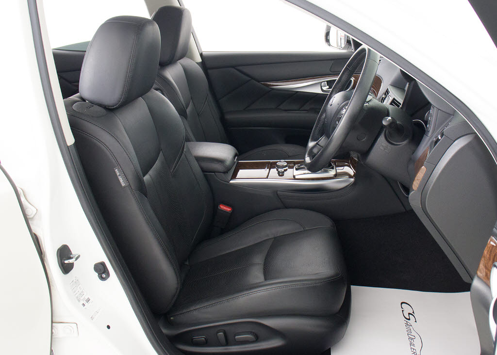 ★快適エアシート＆シートヒーターを装備し
ています！高級車ならではの装備です！シー
トが暖まる機能！シートから冷風が出る機能
！どちらも付いています！！寒い冬も、暑い
夏も快適にご乗車頂けますよ！！