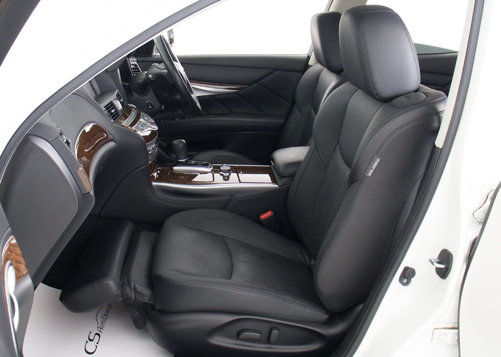 オットマン搭載！！足を伸ばしても当たらな
い？？そんな快適特別空間です！！