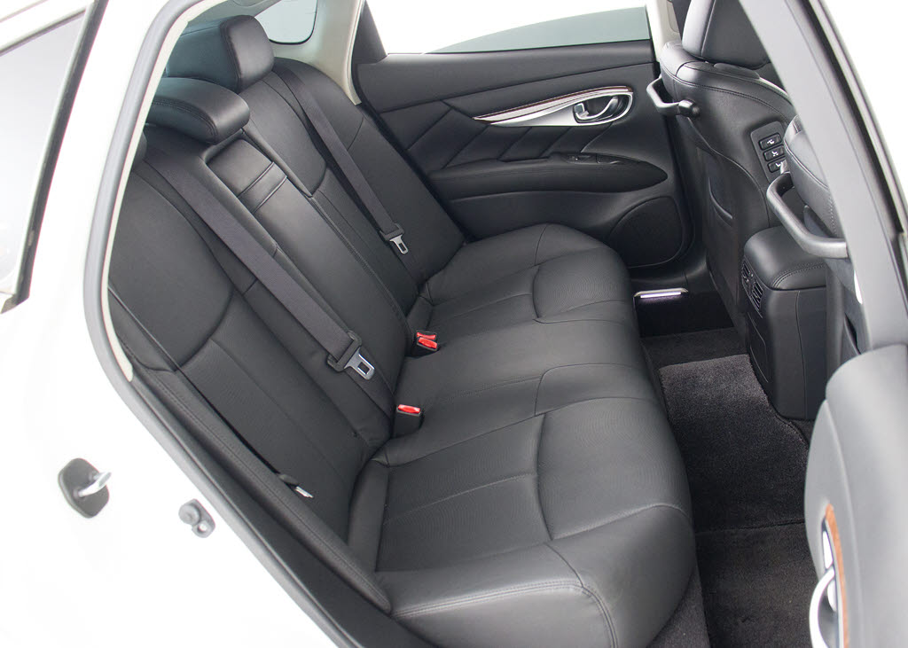 赤革、茶革、黒革、白革、黒×赤コンビ革・
・・お好みの色で新品本革シートを作成でき
ます！オリジナル本革でカーライフを満喫は
いかがでしょうか？ご興味ある方は、デザイ
ン等含め当社までお問い合わせください！