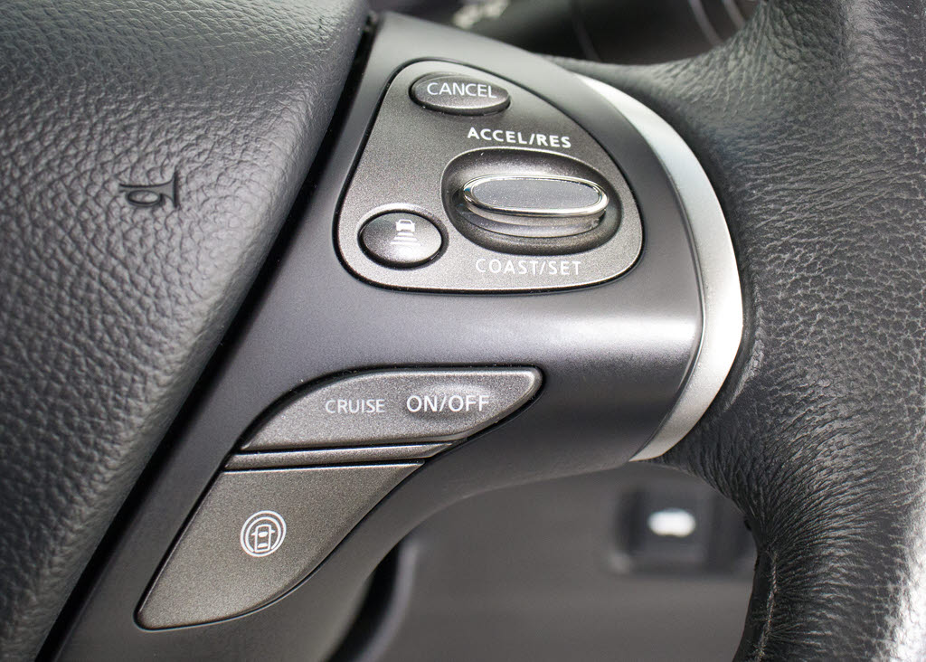 インテリジェントクルーズコントロール　　
ミリ波レーダーと単眼カメラで先行車を認識
し、車速に応じた車間距離を保ちながら追従
走行を支援します。