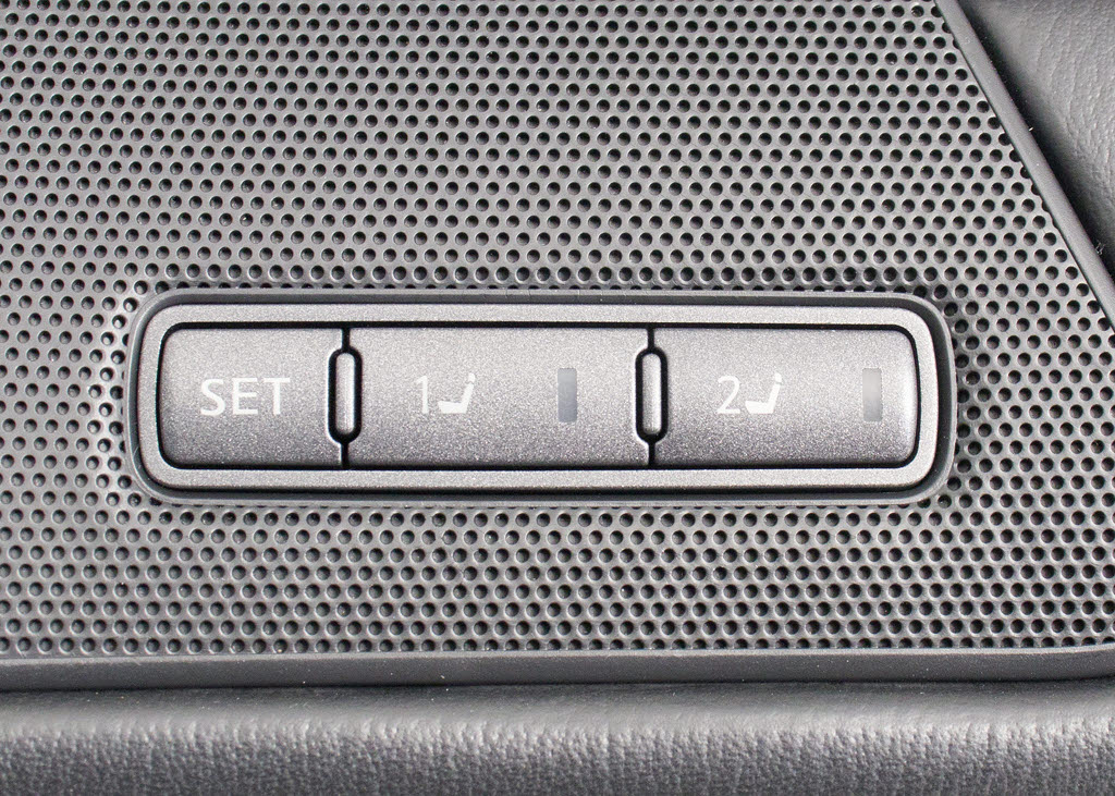 お好みのシートポジションが設定可能です！
！メモリー機能は２パターンまで可能となり
ます！！さすが高級車ですね！！