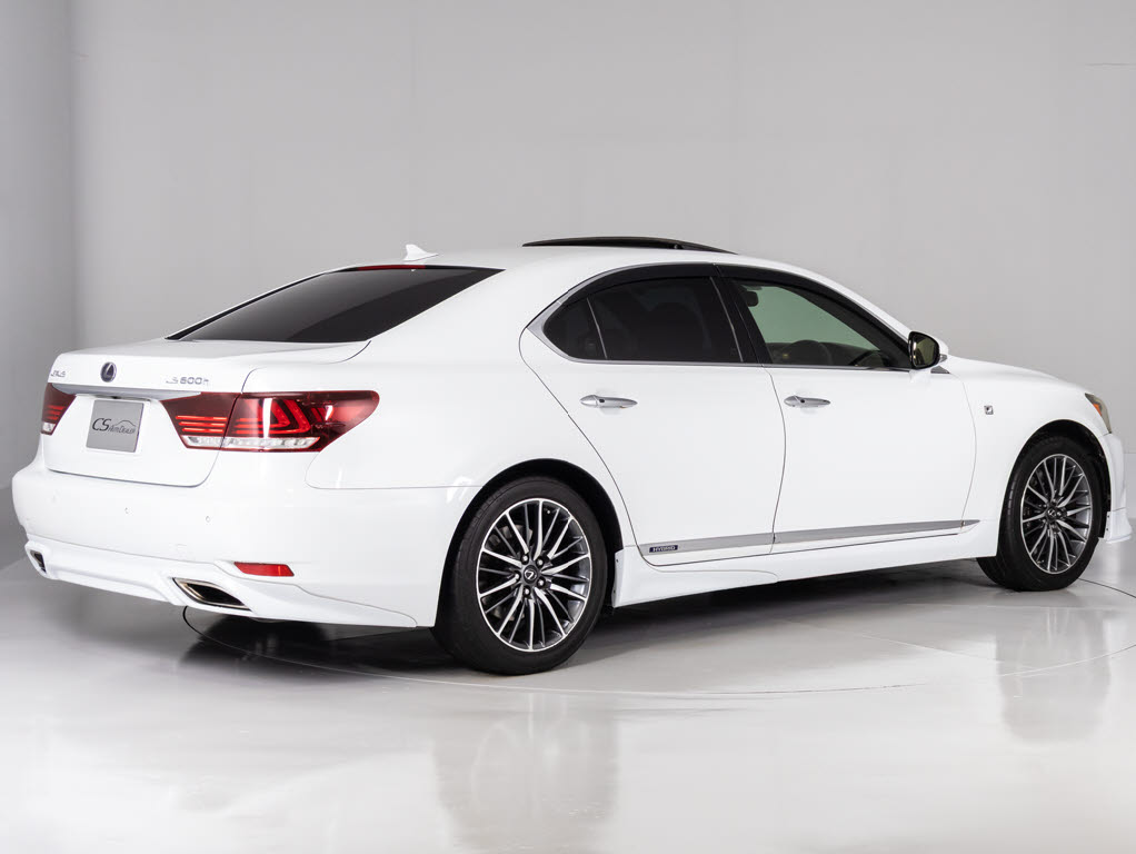 ホイールもＦスポーツ専用の純正１９インチ
アルミホイール！